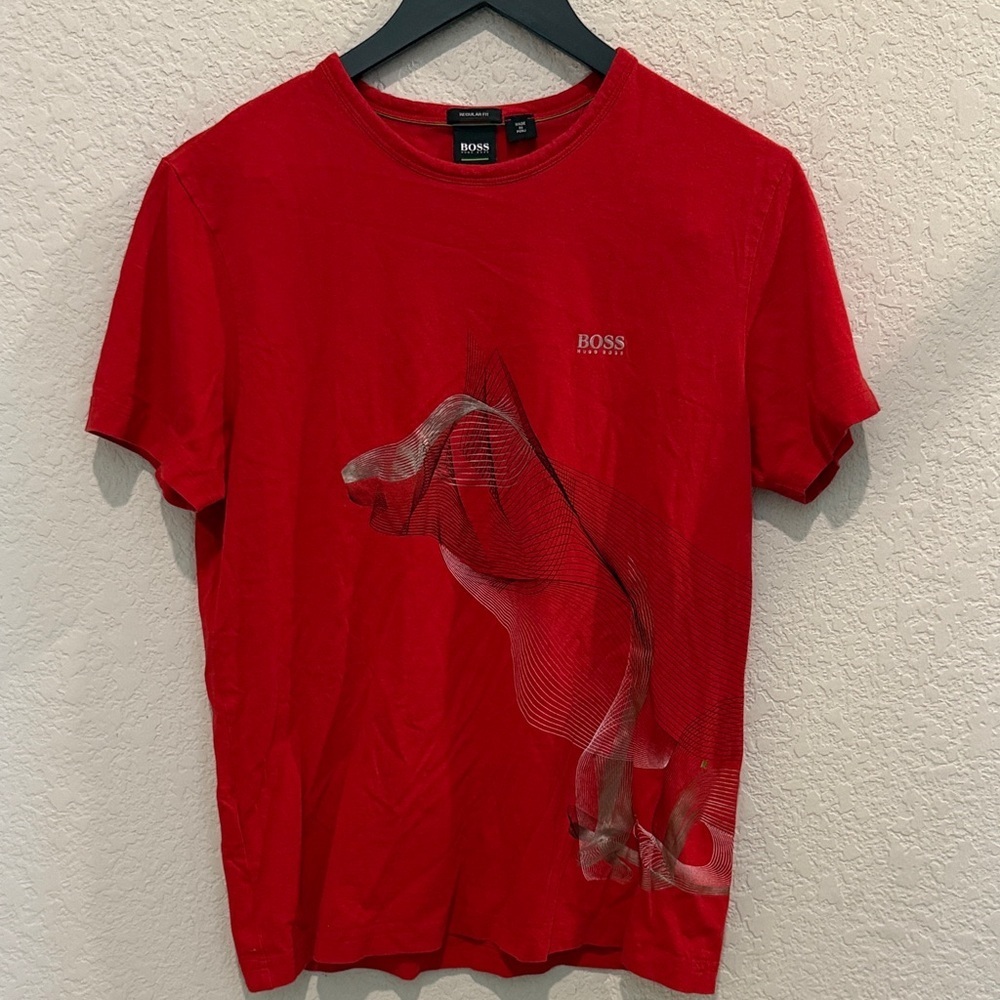 Boss Dynamic Red Tee with Abstract Design size S